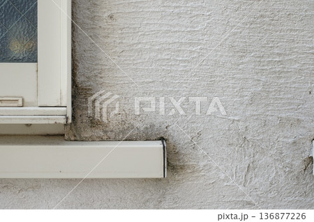 漆喰の外壁に付いた汚れ 136877226