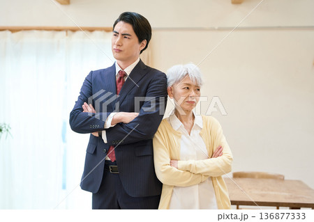 険悪なビジネスマンとシニア女性 険悪なビジネスマンとシニア女性 136877333