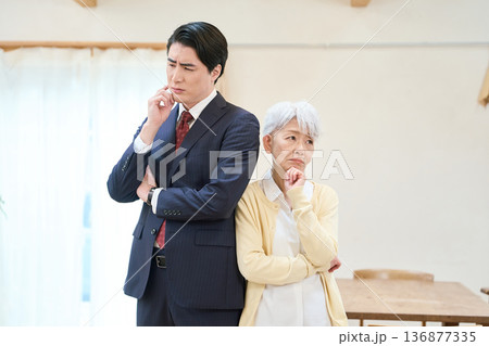 悩むビジネスマンとシニア女性 136877335