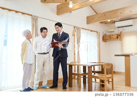 部屋の内見をするアジア人シニア夫婦 部屋の内見をするアジア人シニア夫婦 136877336