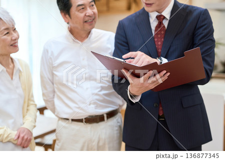 部屋の内見をするアジア人シニア夫婦 136877345