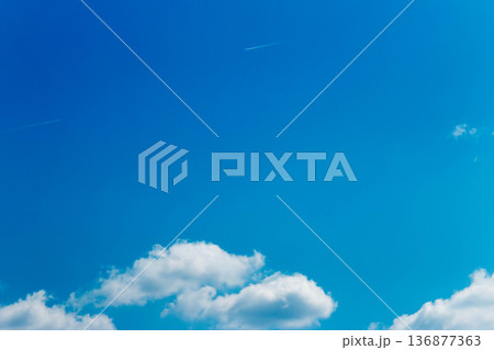 青空と雲と飛行機雲 青空と雲と飛行機雲 136877363