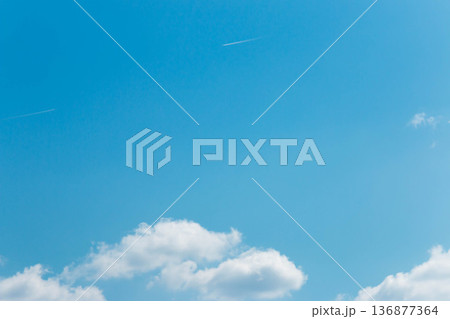 青空と雲と飛行機雲 青空と雲と飛行機雲 136877364