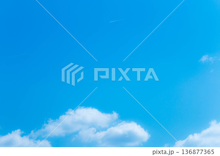 青空と雲と飛行機雲 青空と雲と飛行機雲 136877365
