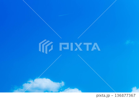 青空と雲と飛行機雲 136877367