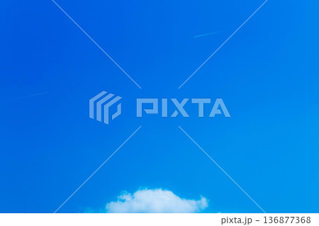 青空と雲と飛行機雲 136877368