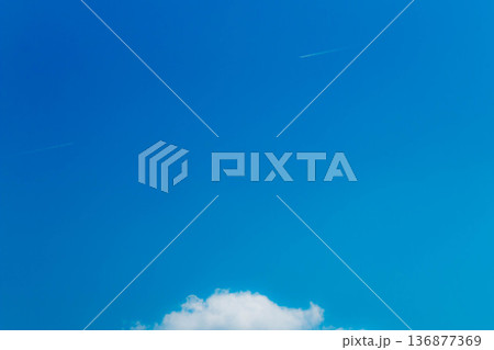 青空と雲と飛行機雲 青空と雲と飛行機雲 136877369