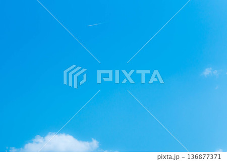 青空と雲と飛行機雲 136877371