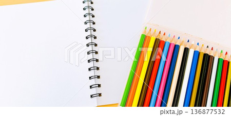 スケッチブックと色鉛筆 136877532