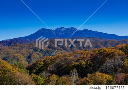 秋の御嶽山 岐阜県 高山市 朝日町 鈴蘭高原から 秋の御嶽山 岐阜県 高山市 朝日町 鈴蘭高原から 136877535