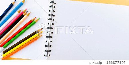 スケッチブックと色鉛筆 136877595