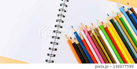 スケッチブックと色鉛筆 136877599