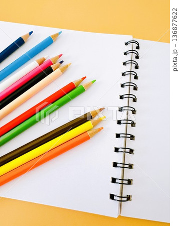 スケッチブックと色鉛筆 136877622