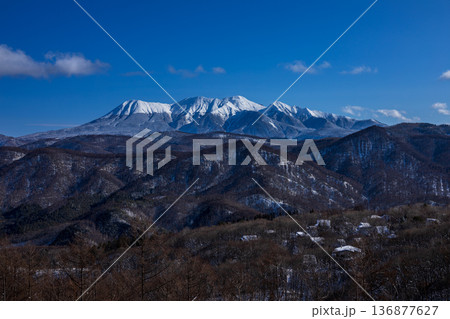 冬晴れの御嶽山 岐阜県 高山市 朝日町 鈴蘭高原から 冬晴れの御嶽山 岐阜県 高山市 朝日町 鈴蘭高原から 136877627