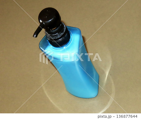 スキンケアボトル 136877644