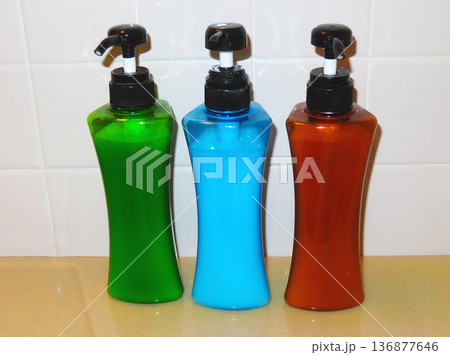 スキンケアボトル 136877646