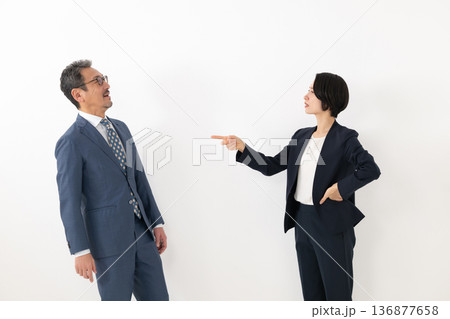 言い合いをする男女 言い合いをする男女 136877658