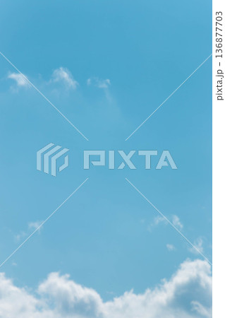 広い青空と雲 コピースペース 背景素材 広い青空と雲 コピースペース 背景素材 136877703