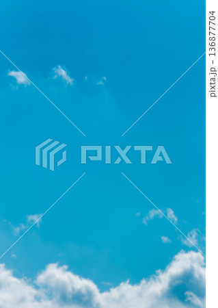広い青空と雲 コピースペース 背景素材 136877704