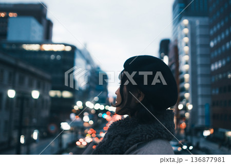 夜の都会で物思いにふける30代日本人女性 夜の都会で物思いにふける30代日本人女性 136877981
