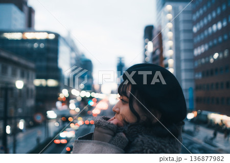夜の都会で物思いにふける30代日本人女性 136877982