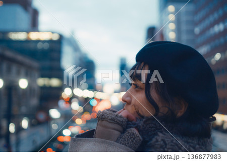 夜の都会で物思いにふける30代日本人女性 136877983