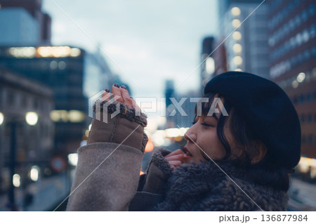 夜の都会で物思いにふける30代日本人女性 夜の都会で物思いにふける30代日本人女性 136877984