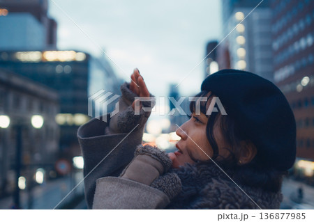 夜の都会で物思いにふける30代日本人女性 夜の都会で物思いにふける30代日本人女性 136877985