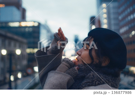 夜の都会で物思いにふける30代日本人女性 136877986