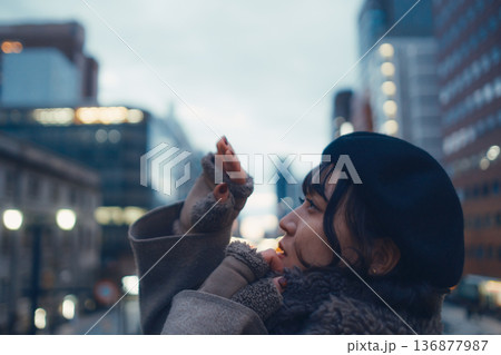 夜の都会で物思いにふける30代日本人女性 136877987