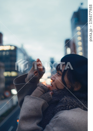 夜の都会で物思いにふける30代日本人女性 夜の都会で物思いにふける30代日本人女性 136877988