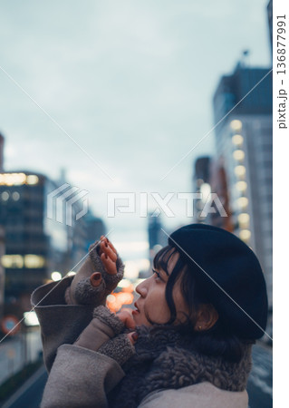 夜の都会で物思いにふける30代日本人女性 136877991