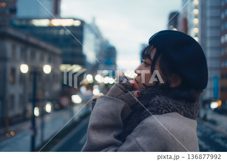 夜の都会で物思いにふける30代日本人女性 136877992