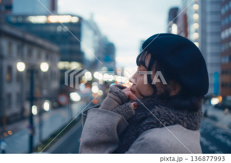 夜の都会で物思いにふける30代日本人女性 136877993