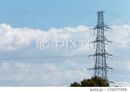 青空と送電鉄塔 都市インフラの風景 青空と送電鉄塔 都市インフラの風景 136877998