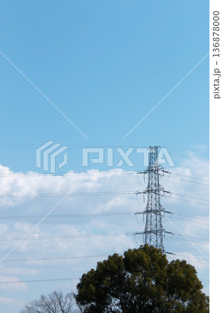 青空と送電鉄塔 都市インフラの風景 青空と送電鉄塔 都市インフラの風景 136878000