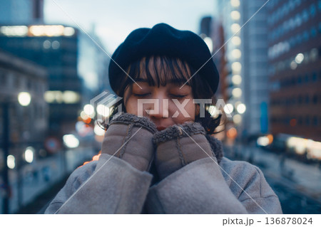 夜の都会で静かに目を閉じる30代日本人女性 夜の都会で静かに目を閉じる30代日本人女性 136878024
