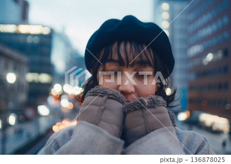 夜の都会で静かに目を閉じる30代日本人女性 夜の都会で静かに目を閉じる30代日本人女性 136878025