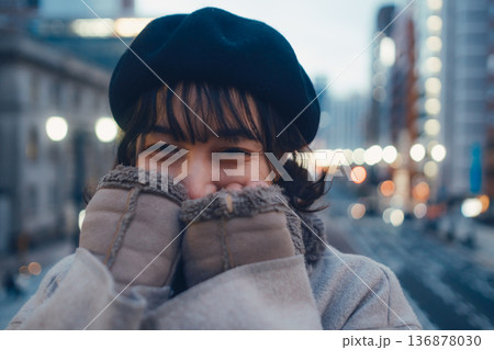 夜の都会で静かに目を閉じる30代日本人女性 136878030