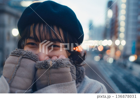 夜の都会で静かに目を閉じる30代日本人女性 136878031