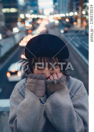 夜の都会で静かに目を閉じる30代日本人女性 136878034