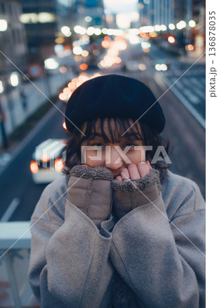 夜の都会で静かに目を閉じる30代日本人女性 夜の都会で静かに目を閉じる30代日本人女性 136878035