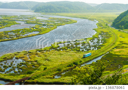 別寒辺牛湿原と花咲線の列車 別寒辺牛湿原と花咲線の列車 136878061