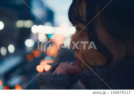 夜の都会を見つめる30代日本人女性の横顔 夜の都会を見つめる30代日本人女性の横顔 136878117