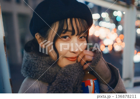 夜の都会で未来を見つめる30代日本人女性 夜の都会で未来を見つめる30代日本人女性 136878211