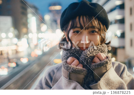 夜の都会で静かに目を閉じる30代日本人女性 夜の都会で静かに目を閉じる30代日本人女性 136878225