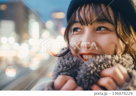 夜の都会で静かに目を閉じる30代日本人女性 夜の都会で静かに目を閉じる30代日本人女性 136878229