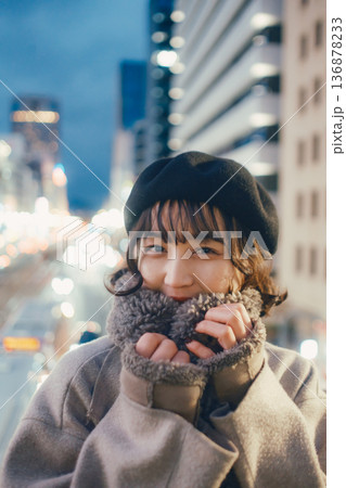 夜の都会で静かに目を閉じる30代日本人女性 136878233