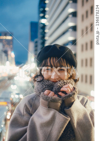 夜の都会で静かに目を閉じる30代日本人女性 136878234