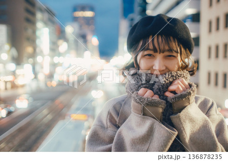 夜の都会で静かに目を閉じる30代日本人女性 夜の都会で静かに目を閉じる30代日本人女性 136878235